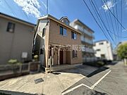 シンプルな外観の建物は落ち着いた雰囲気が魅力です。大きな窓が並び明るさを感じられます。前面道路も広く開放感があります。駐車スペースも確保されています。