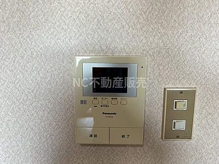壁に設置されたモニター付きインターホンが安心の生活をサポートします。シンプルなデザインで空間にも馴染みやすいです。隣には操作しやすいスイッチも設置されています。使いやすさを意識した配置が魅力です。