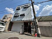 シンプルな外観が印象的な物件です。大きな窓からは十分な採光が期待できます。周囲の建物とも程よい距離があり落ち着いた雰囲気が感じられます。