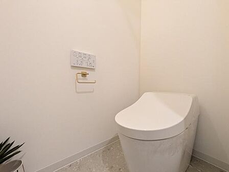 快適にご利用いただける温水洗浄便座を採用し、清潔で心地よいトイレ空間を実現しています。