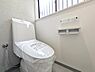 トイレ：空気の換気と窓からの光の明るさに配慮した清潔感のあるトイレです。ご自分の好きなアロマや芳香剤を置いて落ち着く空間を演出するもの良いですね♪1人になれる空間ですから、リラックスしたいですね。