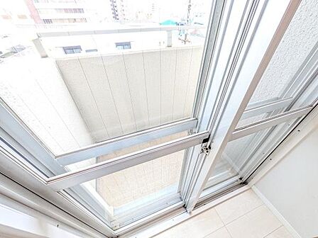 内窓を設置した住まい。断熱性や防音性の向上が期待でき、快適な室内環境づくりをサポートします。