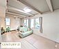 リビング/ダイニング：オープンな空間がコミュニケーションも広げてくれます。本画像は、現在居住中のためAIにより家具・小物等を加工・削除したものです。実際の状況と異なる場合があります。
