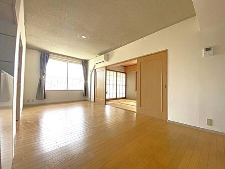 お部屋の中心となる約16.5帖のリビング。窓からの採光で明るい空間です。