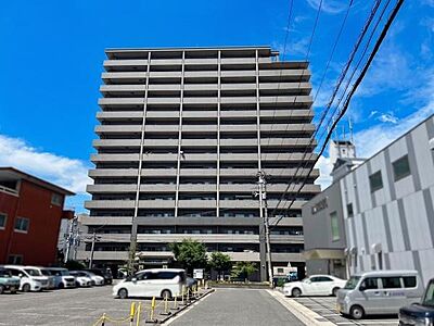 外観：堂々たる存在感を放つ大型分譲マンション「フローレンス長束グランドアーク」。鉄筋コンクリート造15階建て。全69戸。2005年4月築のマンションです。