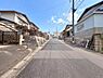 その他：西側から見た前面道路。前面道路は広々とした印象で車の通行がしやすい道幅です。