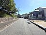 その他：前面道路は幅員があり車の出し入れもスムーズに行えます。現地周辺は閑静な住宅街で落ち着いた雰囲気です。道路沿いには緑も楽しめる住環境が整っています。