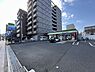 周辺：ファミリーマート東雲本町店まで20m、ファミリーマート東雲本町店まで徒歩1分