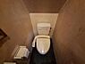 トイレ：温水洗浄便座付きのトイレです！※生成AIにより家具等撤去しております。
