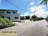 その他：前面道路も広く乗用車のすれ違いも楽々の広さです！前方がひらけているため来客を迎える際にも案内がしやすく便利な立地です。