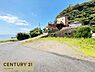 その他：建物前の道路から敷地を望んだ様子。周囲には緑も多く、海を望む豊かな自然に囲まれた開放的な前面道路です。