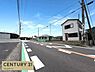 その他：前面道路も広く乗用車のすれ違いも楽々の広さです！前方がひらけているため来客を迎える際にも案内がしやすく便利な立地です。
