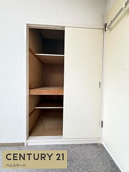 奥行きのある収納で、布団や季節用品などかさばる荷物もしっかり収納できます。上下で使い分ければ衣類や日用品も整理しやすく、居室に収納家具を増やさずすっきり使えるのが魅力です。