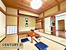 和室：リビングとつながる和室は、襖を開け放つことで一体感のある広々とした空間に。大容量の収納も備え、客間や家族のくつろぎスペースなど多用途に活用できます。
