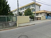 八王子市立散田小学校まで945m