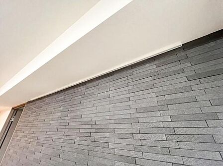 エコカラット・ピクチャーレールリビングの一角には、調湿・消臭効果をもつ機能性タイル「エコカラット」を施工。お洒落なピクチャーレールも備わっており、大切なアートや写真を壁を傷つけずに飾れます。