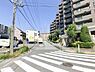 その他：前面道路含む現地写真横断歩道や歩道もしっかり整備されており、敷地まわりには開放的な空間が確保されています。安心感のある住環境で、お子様からご年配の方まで快適に通行できます。