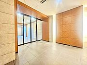 気品漂う開放的なエントランス。居住者やゲストを優雅に迎え入れる、開放的で美しい設計です！