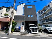 【重厚感あふれるシックな佇まい】落ち着きのあるダークグレーの外観デザイン。住む人のステータスを満たす、上質なランドマーク物件です！