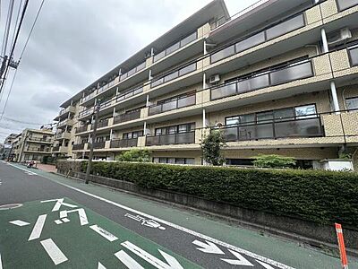 外観：落ち着いた街並みに調和する、重厚感のあるマンション外観。三鷹エリアの利便性と住みやすさを兼ね備えた住環境で、2SLDKのゆとりある住まいです。