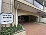 その他：共用部住まう方を温かく迎えるマンションエントランス。年月を重ねた落ち着きのある雰囲気が印象的です。