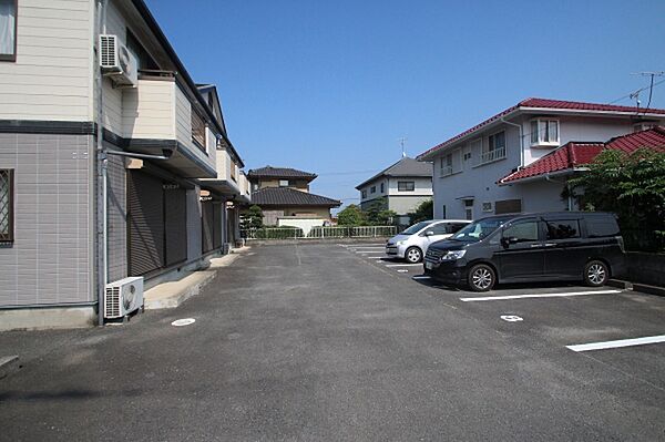 画像8:駐車場は平成27年7月に駐車区画のラインを引き直しました