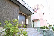 エントランスには緑の植栽が彩ります