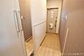 玄関：※参考写真　同建築メーカー施工の同間取完成他物件のものです。色・設備等の違いがある場合がございますので、物件概要設備欄をご確認ください。