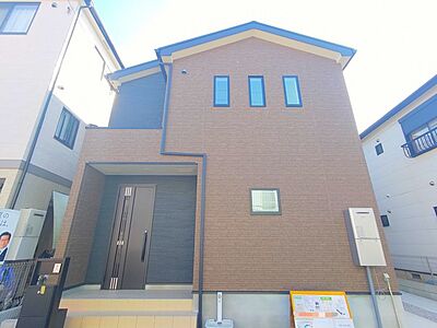 外観：ブラック＋ブラウンカラーの上品な外装デザイン。 幼稚園・保育園・小学校・中学校が歩いてスグの場所にある為、子育てに適した環境です。