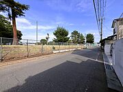 前面道路は広く、駐車がしやすいです。駐車スペース2台分（車種による）ございます。 