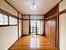 洋室：広々収納で、仕事着、普段着をまとめて収納できます。 