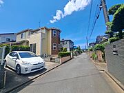 4.2m幅員の道路に面しておりお車の運転が苦手な方でも安心して出入りいただけます。 