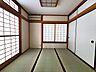 室内：扉を開放するとLDKと洋室を一体利用できる空間！扉を閉めると独立した空間としても活用できます。 