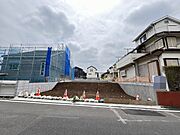 戸建てが立ち並ぶ静かな住宅街。四季折々の移り変わりを感じながら自然と楽しみ、暮らす、そんな毎日を日々の中で感じられる住環境 