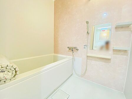 その日の疲れをゆっくりと落としてくれる場所、お子様との大事なひと時を楽しくしてくれる場所。曲線美も感じられるくつろぎのバスタブは、半身浴も楽しめる居心地の良さ。 