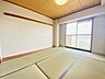 和室：和室があるとやはりどこか心落ち着いてしまいます。客間としてもちょうど良い6.8帖。 