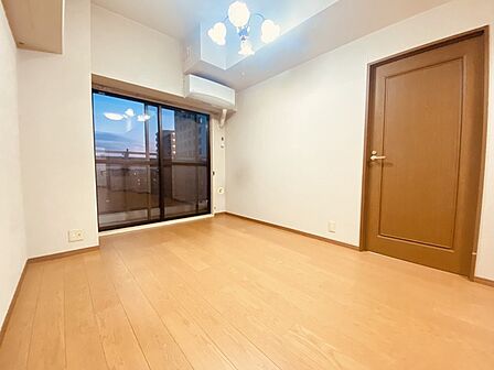 大きな開口部から明るい光が差し込む、日中の室内の明るさがこの部屋の魅力です。 