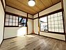 室内：2面採光を確保した明るい室内は、爽やかな風を感じる居心地の良い空間です。 