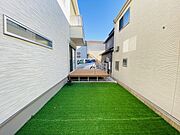 戸建てならではのお庭スペース。BBQやガーデニング、お子様のプールなど、、、、様々な楽しみ方ができるプライベート空間。ご家族皆さままで思いっきりお楽しみください。 