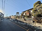 戸建てが立ち並ぶ静かな住宅街。四季折々の移り変わりを感じながら自然と楽しみ、暮らす、そんな毎日を日々の中で感じられる住環境 