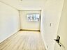 室内：今からここを誰のお部屋にしようか、そんな洋室。大きさは6帖です。 