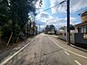 外観：8m幅員の道路に面しておりお車の運転が苦手な方でも安心して出入りいただけます。 