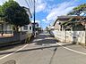 外観：6m幅員の道路に面しておりお車の運転が苦手な方でも安心して出入りいただけます。 