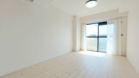 家族や友人、両親、親戚とこれから沢山の時間を紡ぐのだろう。そこを彩るのは窓から見える青い空、心地よい緑。そんなイメージが膨らむリビングスペース。