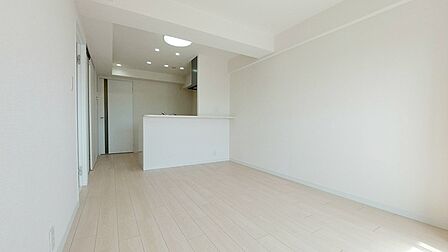 どんな家具にでも相性が良い清潔感ある白色調のクロスを採用。主張しすぎない配色、耐久性にも優れた床材は日々のメンテナンスも楽に、快適に過ごして頂けるよう考えられています。