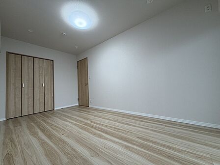 今からここを誰のお部屋にしようか、そんな洋室。大きさは7.8帖です。