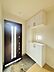 玄関：明るく開放的な玄関、靴の脱ぎ履きもしやすく、収納も豊富でご家族皆様の靴をスッキリ収納できます。 