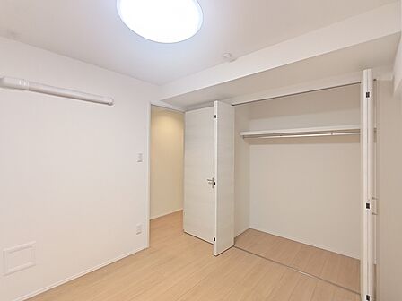 【洋室/約5帖】 収納に困ることが無いよう、クローゼットは大きめに造りました。