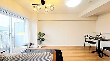 どんな家具にでも相性が良い清潔感ある白色調のクロスを採用。主張しすぎない配色、耐久性にも優れた床材は日々のメンテナンスも楽に、快適に過ごして頂けるよう考えられています。 