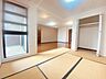 室内：大きな開口部から明るい光が差し込む、日中の室内の明るさがこの部屋の魅力です。 